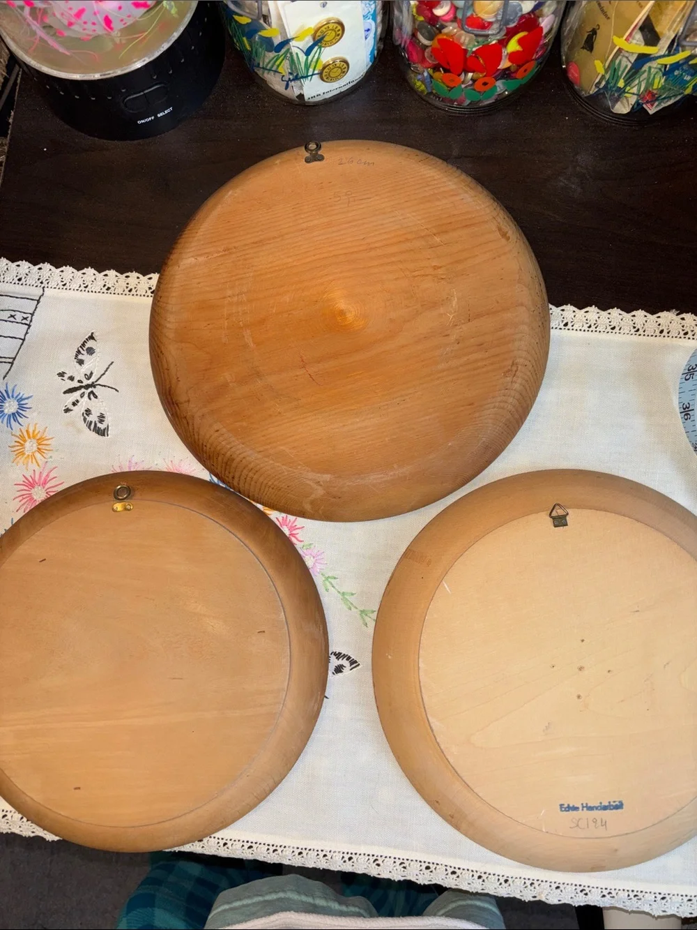 EUC VINTAGE Set of three hand-painted wooden souvenir wall plates featuring Al